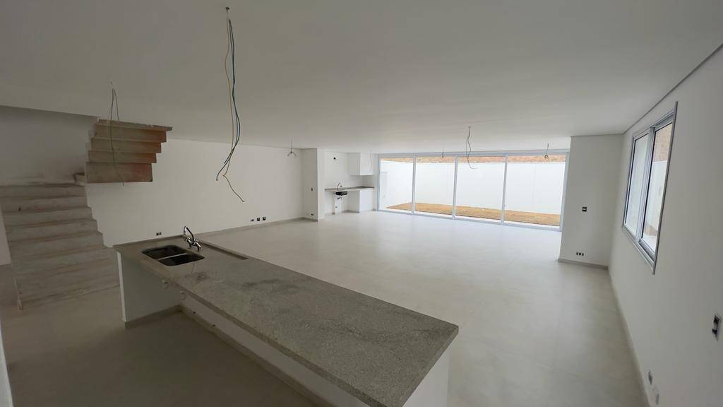 Casa à venda com 4 quartos, 260m² - Foto 4