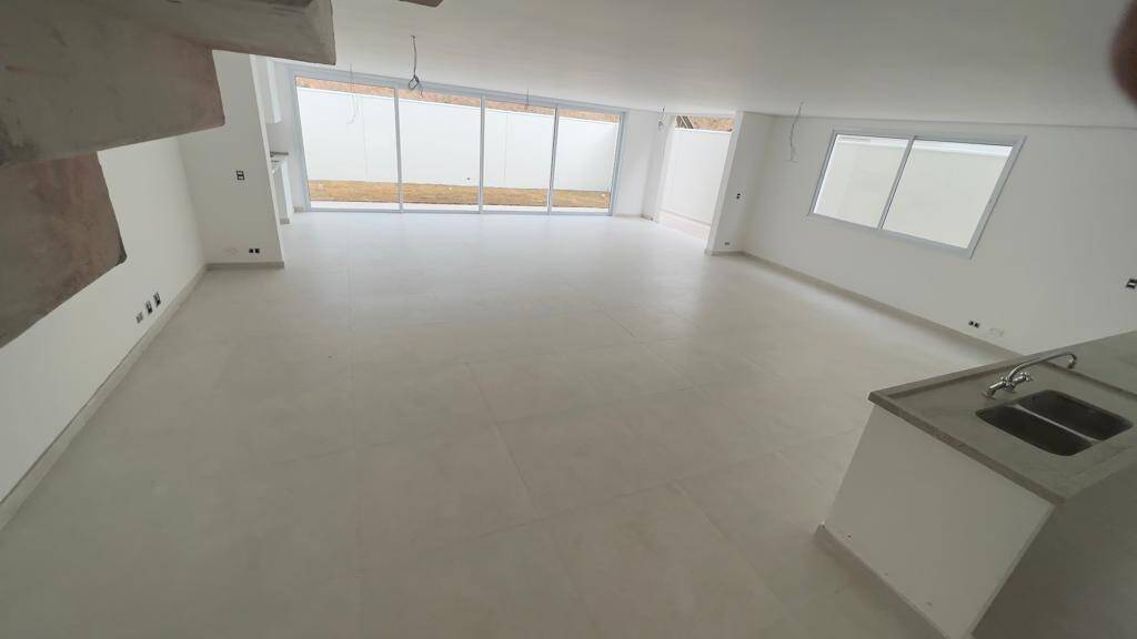 Casa à venda com 4 quartos, 260m² - Foto 3