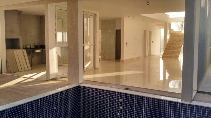 Casa de Condomínio à venda com 4 quartos, 300m² - Foto 1