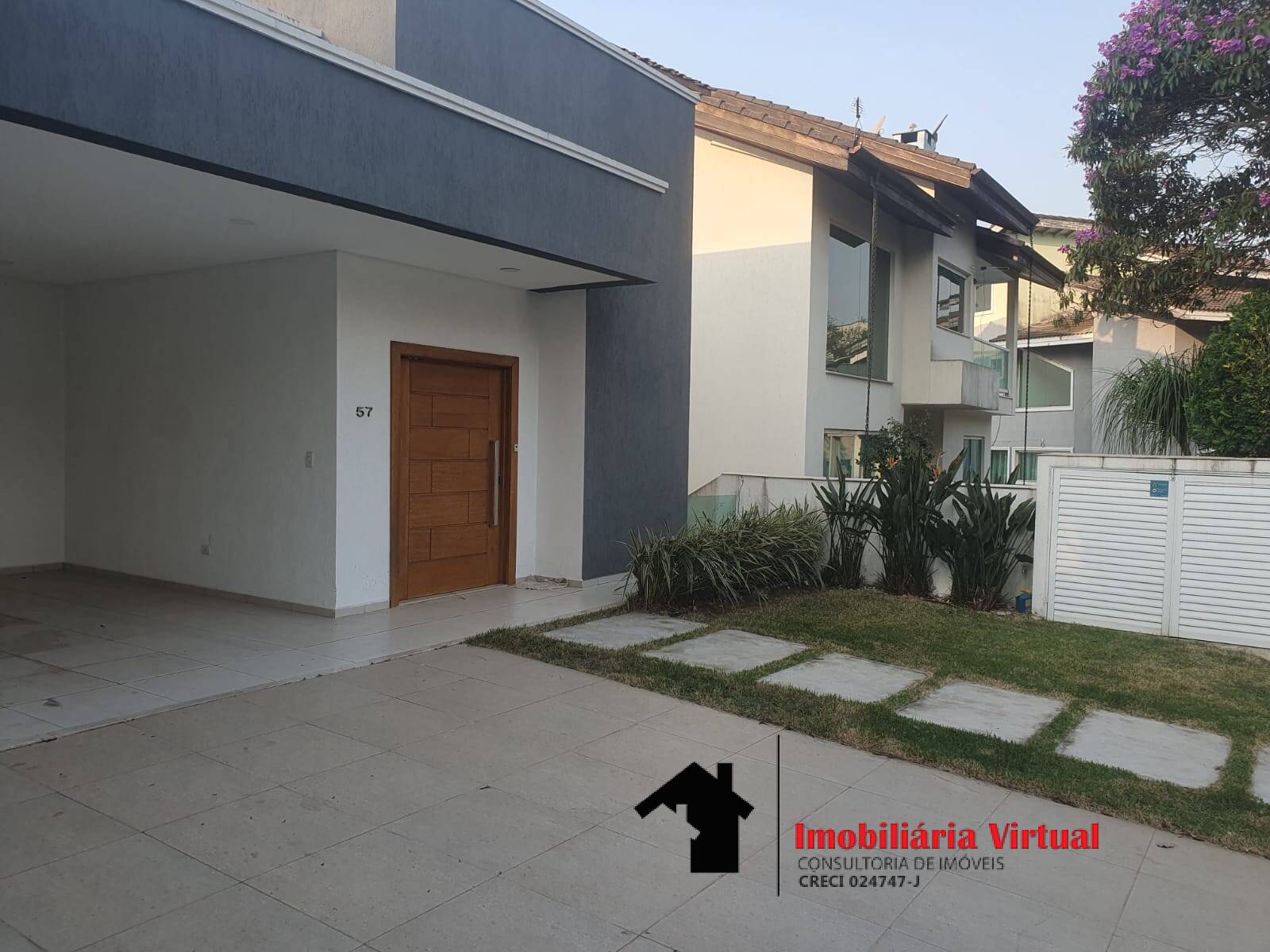 Casa à venda com 4 quartos, 300m² - Foto 1